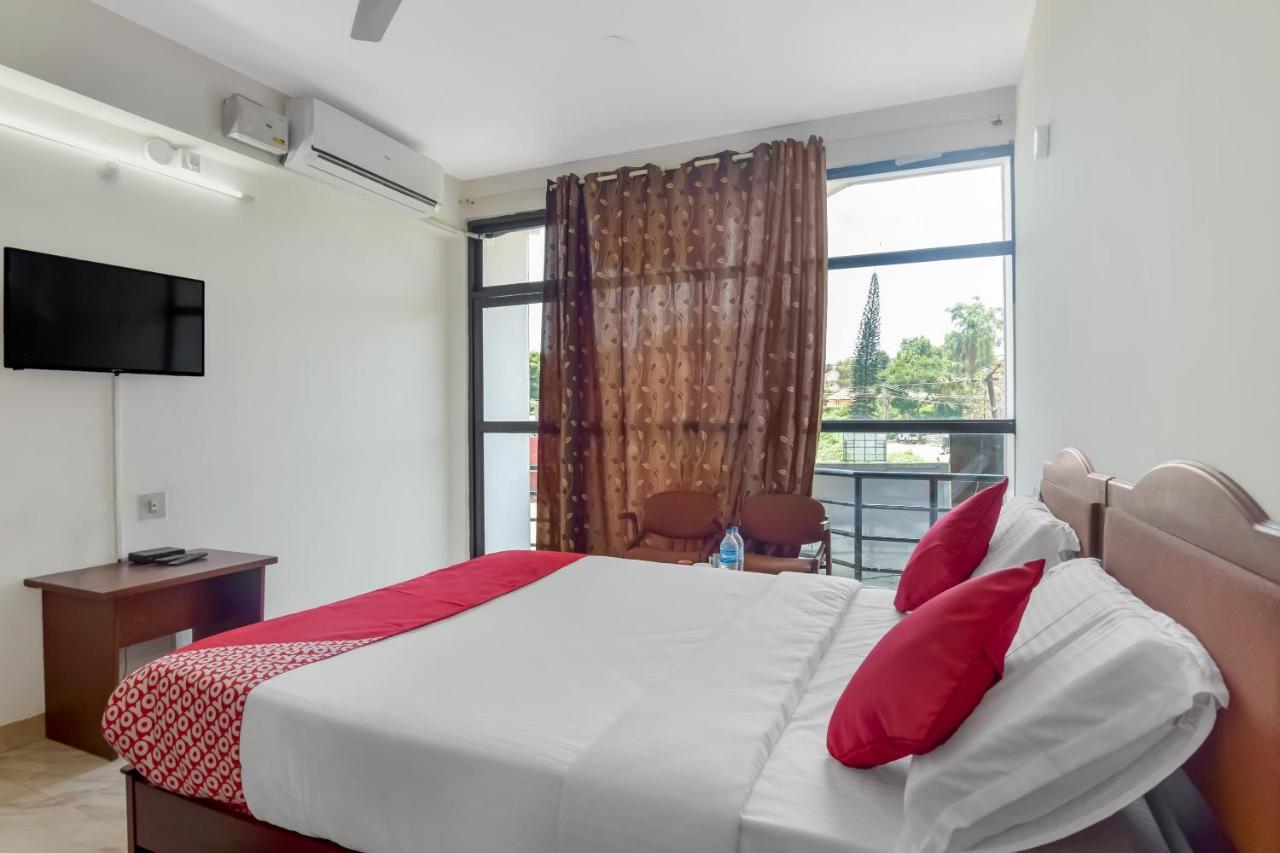 Oyo 13581 Hotel Raj Madikeri Exterior foto