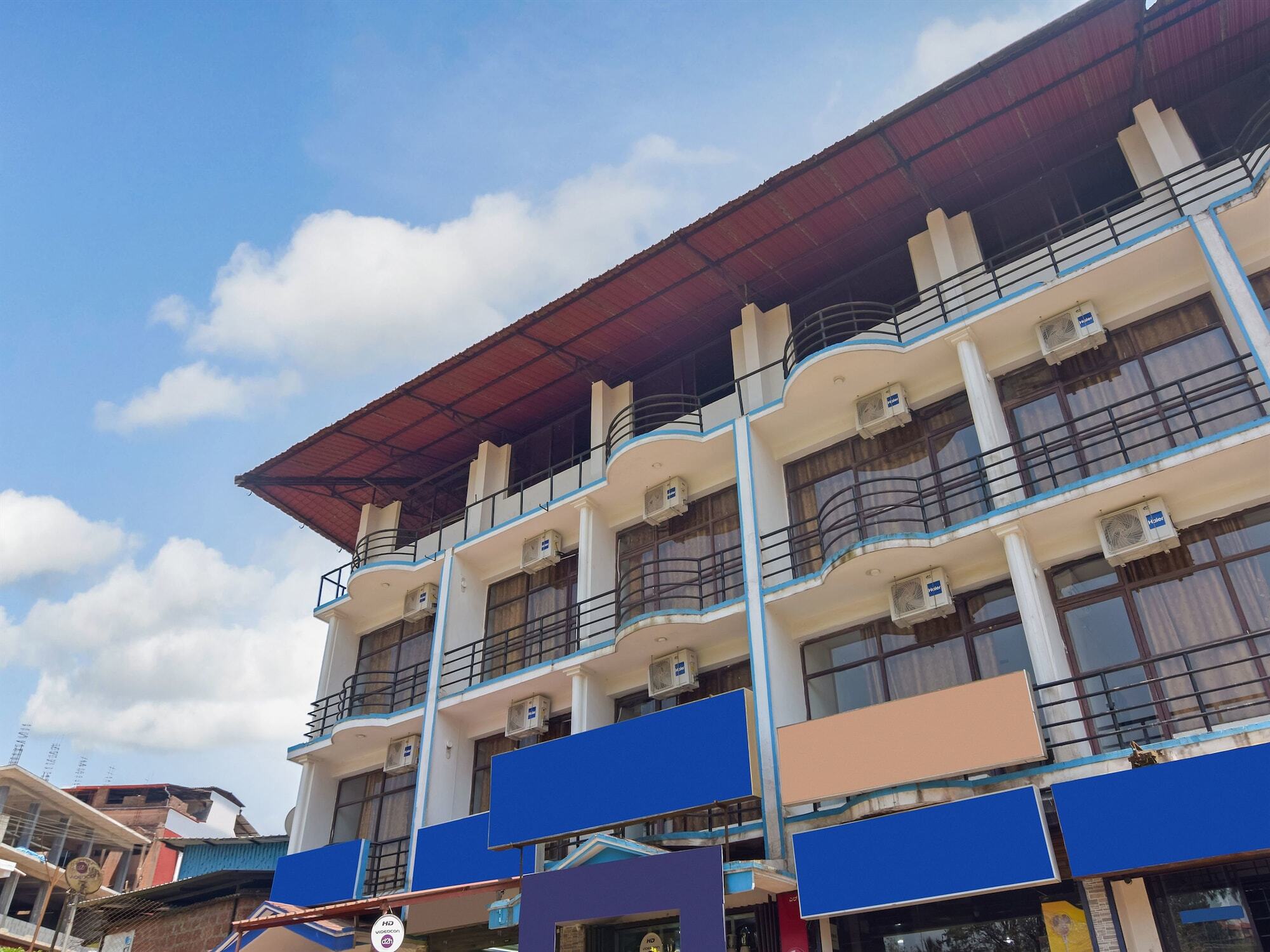 Oyo 13581 Hotel Raj Madikeri Exterior foto