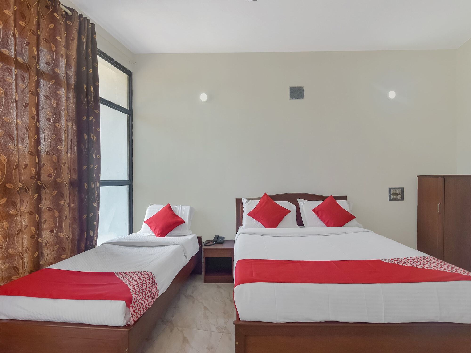 Oyo 13581 Hotel Raj Madikeri Exterior foto